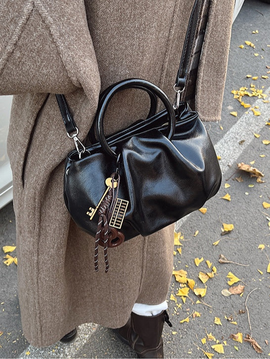 Leichte Crossbody-Tasche in Wolkenform