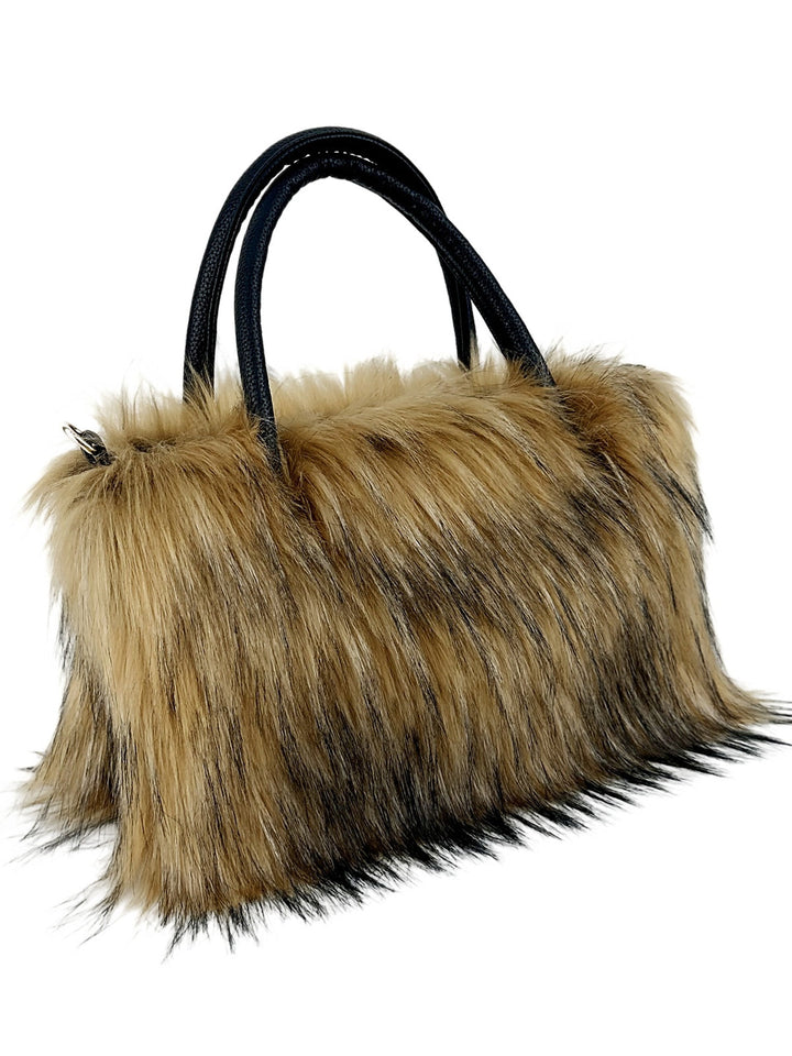Crossbody-Tasche aus Webpelz mit Kette