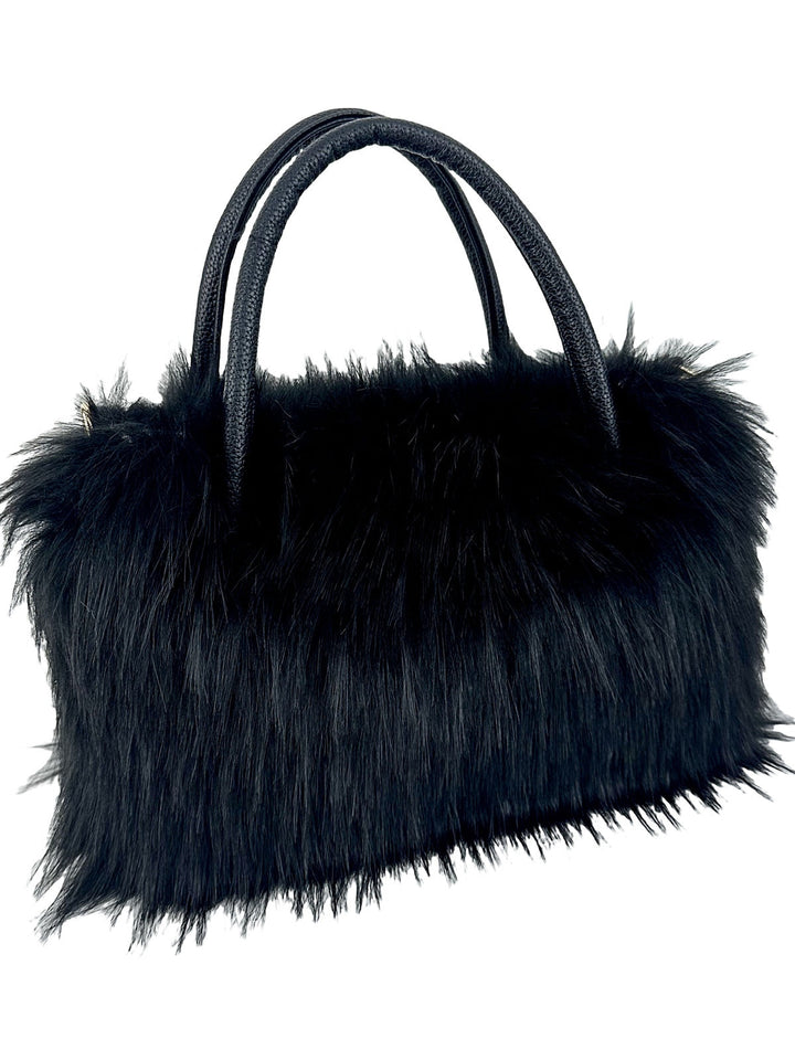 Crossbody-Tasche aus Webpelz mit Kette