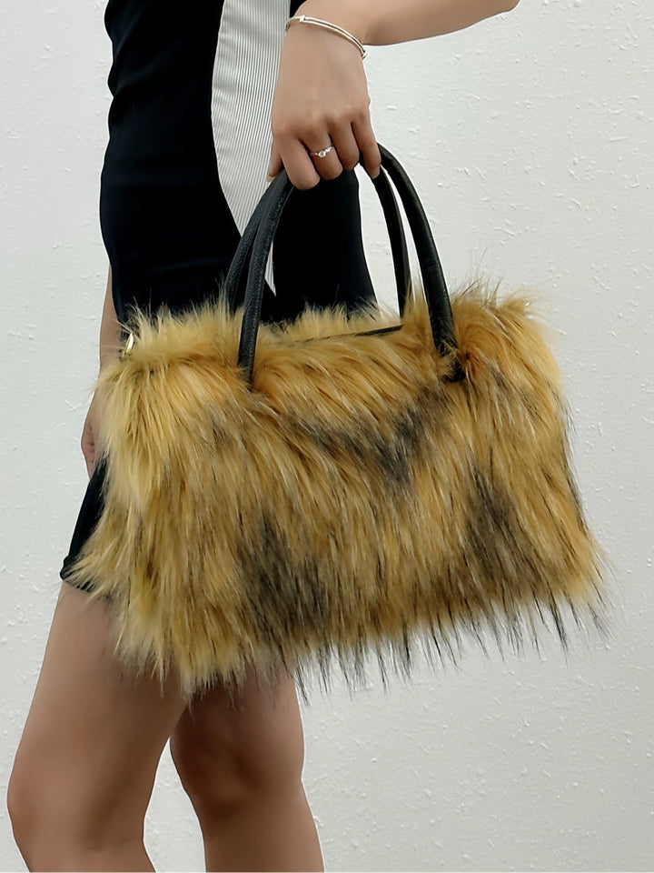 Crossbody-Tasche aus Webpelz mit Kette