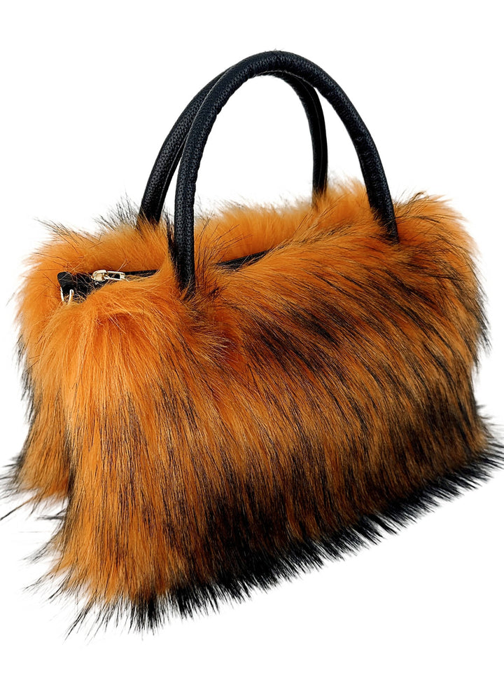 Crossbody-Tasche aus Webpelz mit Kette