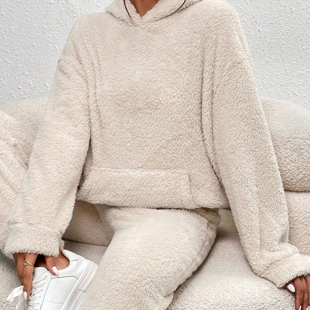 Kunhild | Hausanzug aus Teddystoff mit Kapuze und Kängurutasche