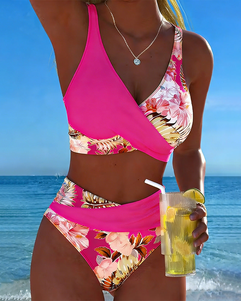 Lena | Bikini mit kontrastierendem Blumenmuster und Schlitz