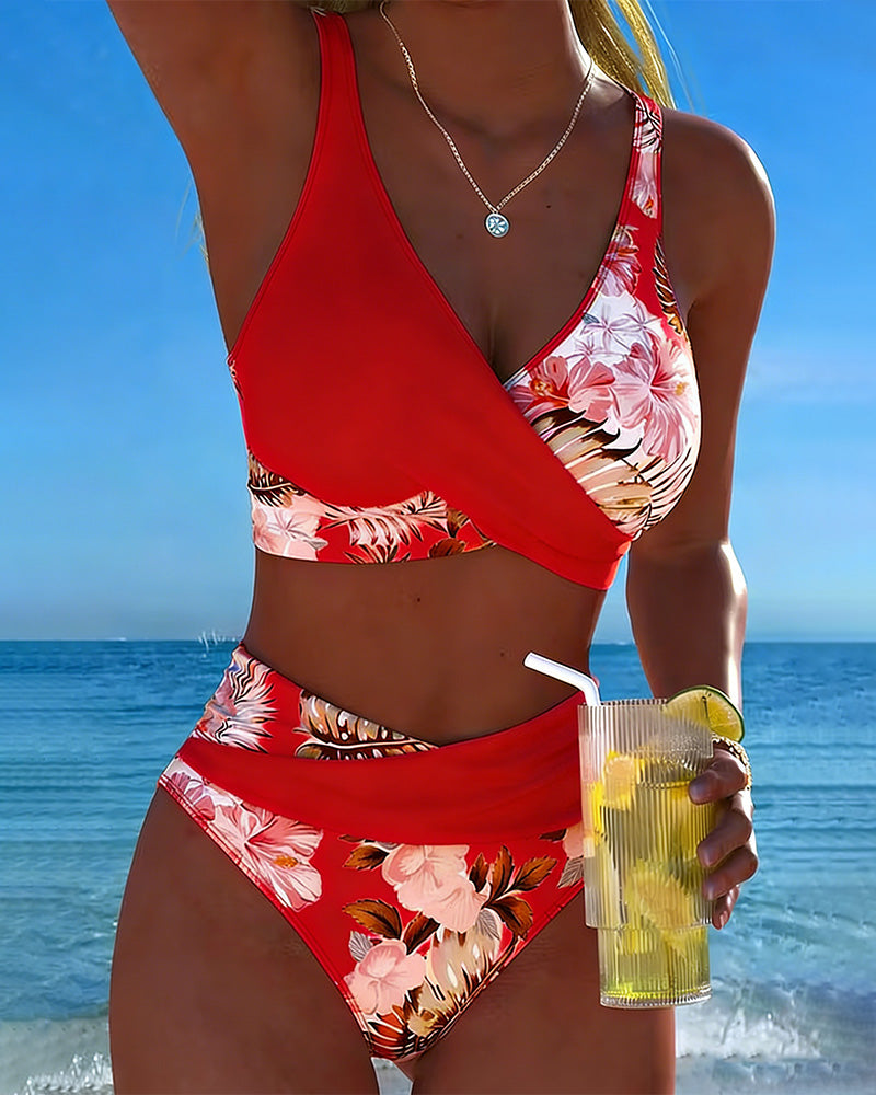 Lena | Bikini mit kontrastierendem Blumenmuster und Schlitz