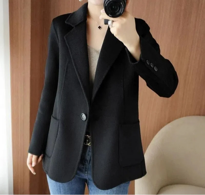 Berta-Line | Isolierte Winterjacke mit elegantem Reverskragen und Knopfdetails