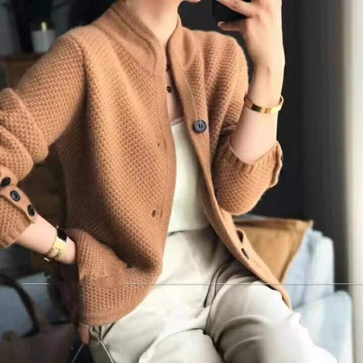 Merle | Elegante Strickjacke mit Knopfkragen und Taschen