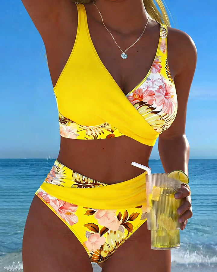 Lena | Bikini mit kontrastierendem Blumenmuster und Schlitz