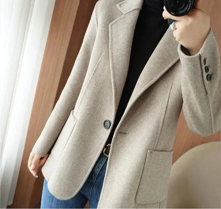 Berta-Line | Isolierte Winterjacke mit elegantem Reverskragen und Knopfdetails