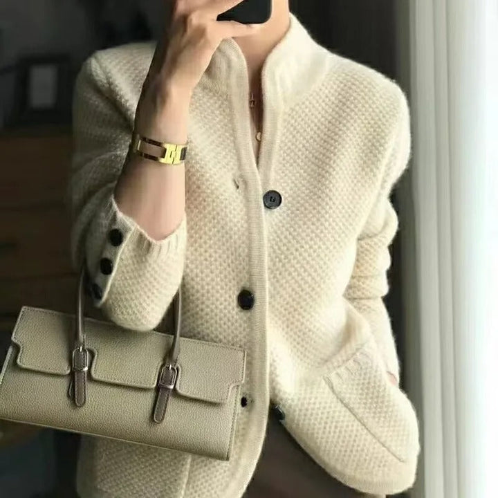 Merle | Elegante Strickjacke mit Knopfkragen und Taschen