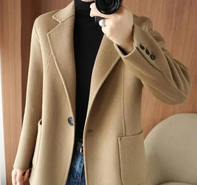 Berta-Line | Isolierte Winterjacke mit elegantem Reverskragen und Knopfdetails
