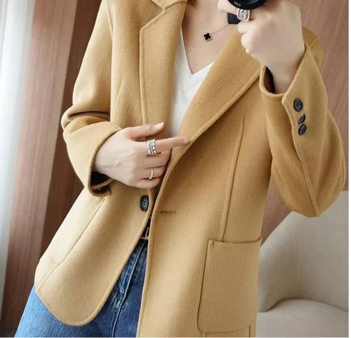 Berta-Line | Isolierte Winterjacke mit elegantem Reverskragen und Knopfdetails