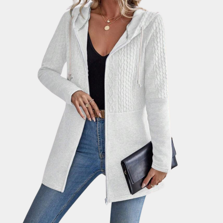 Anne-Sophie | Strickjacke mit Zopfmuster und Reißverschluss