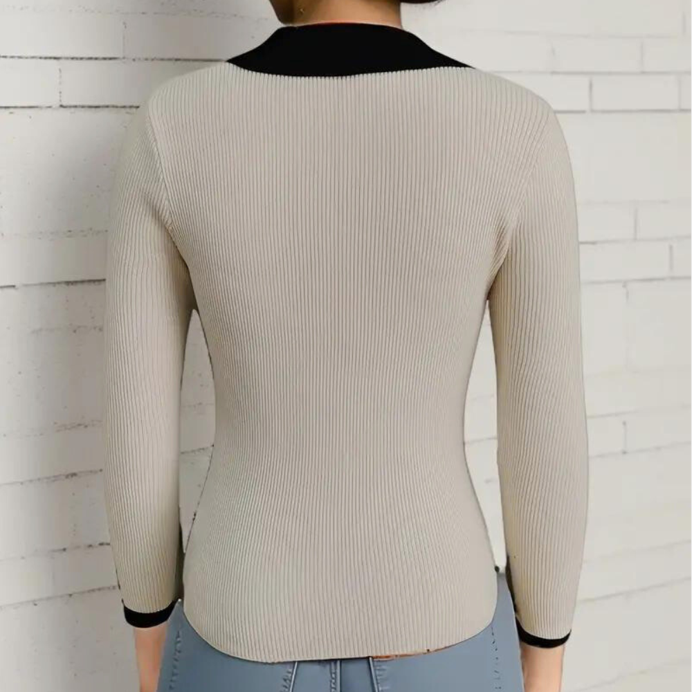 Leopoldine | Gerippter Pullover mit Kontrastkragen und V-Ausschnitt