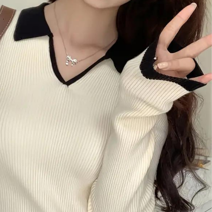 Leopoldine | Gerippter Pullover mit Kontrastkragen und V-Ausschnitt