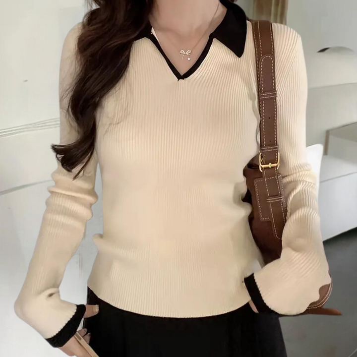Leopoldine | Gerippter Pullover mit Kontrastkragen und V-Ausschnitt