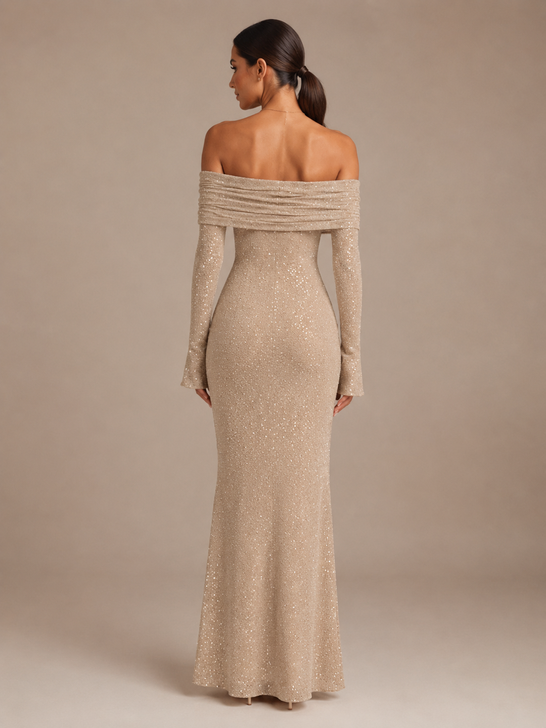 Anna-Lotte | Glitzerndes Maxikleid mit Off-Shoulder-Ausschnitt und langen Ärmeln