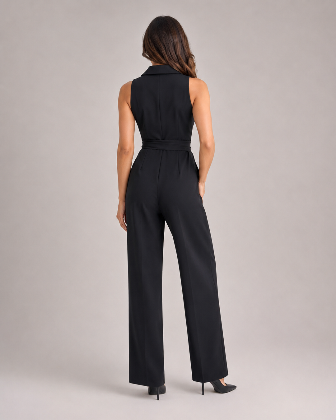 Berta-Luise | Ärmelloser Jumpsuit mit Schalkragen und Bindegürtel