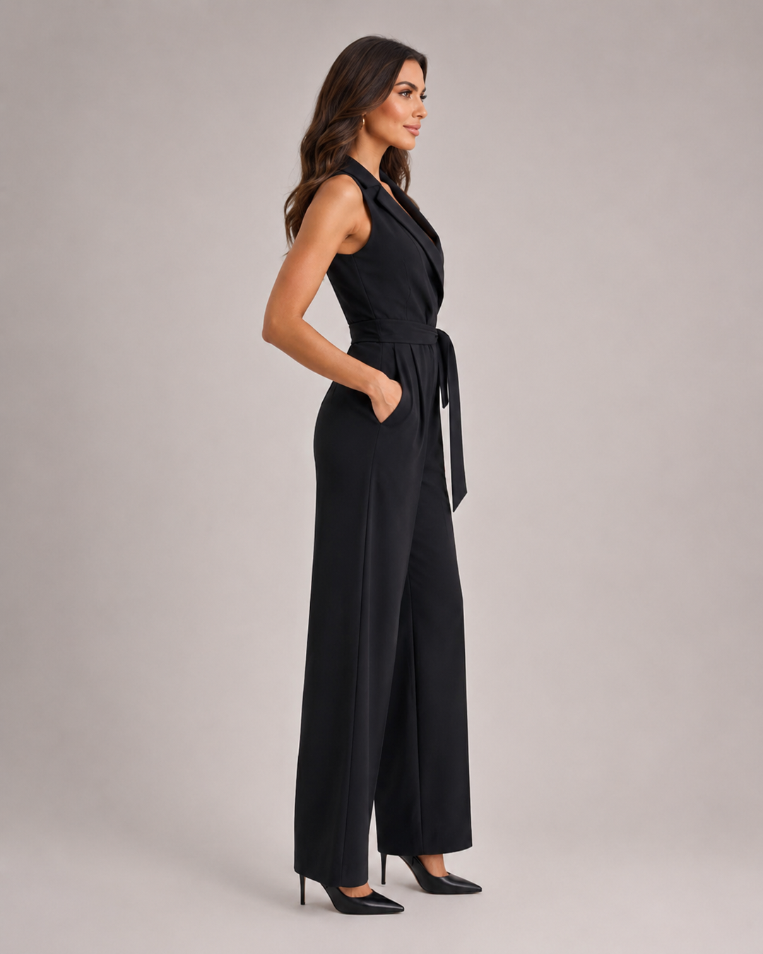 Berta-Luise | Ärmelloser Jumpsuit mit Schalkragen und Bindegürtel