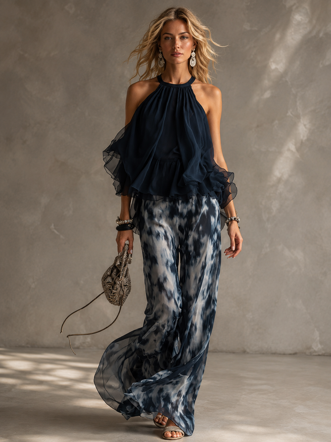 Sylvie | Chiffon-Set mit Neckholder-Top und bedruckter weiter Hose, Navy