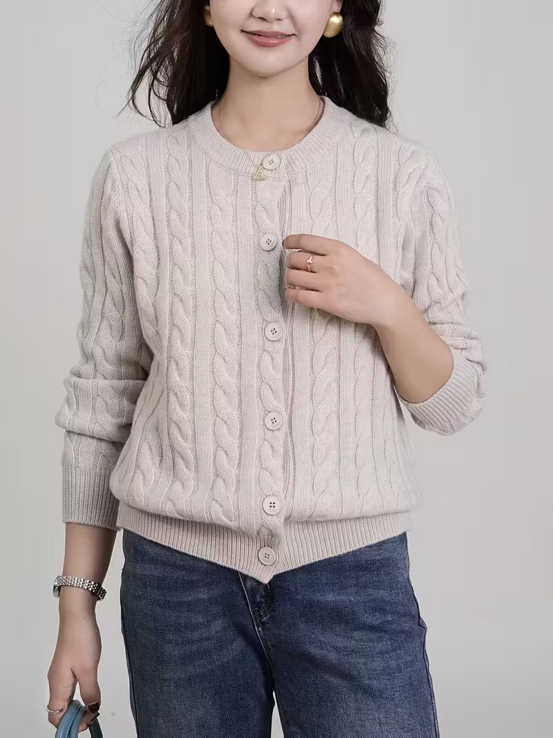 Raimunde | Strickjacke mit Zopfmuster und Knöpfen