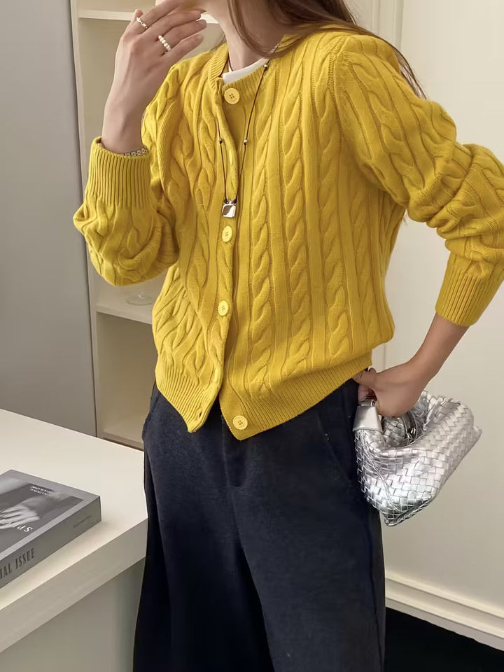 Raimunde | Strickjacke mit Zopfmuster und Knöpfen