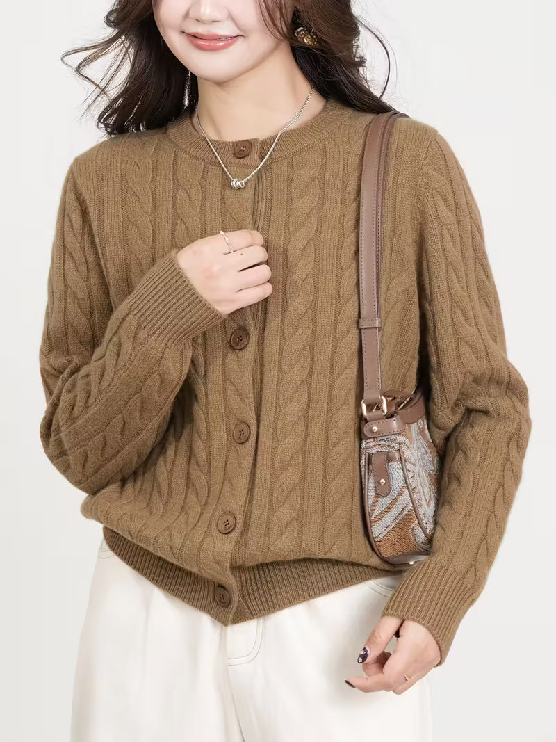 Raimunde | Strickjacke mit Zopfmuster und Knöpfen