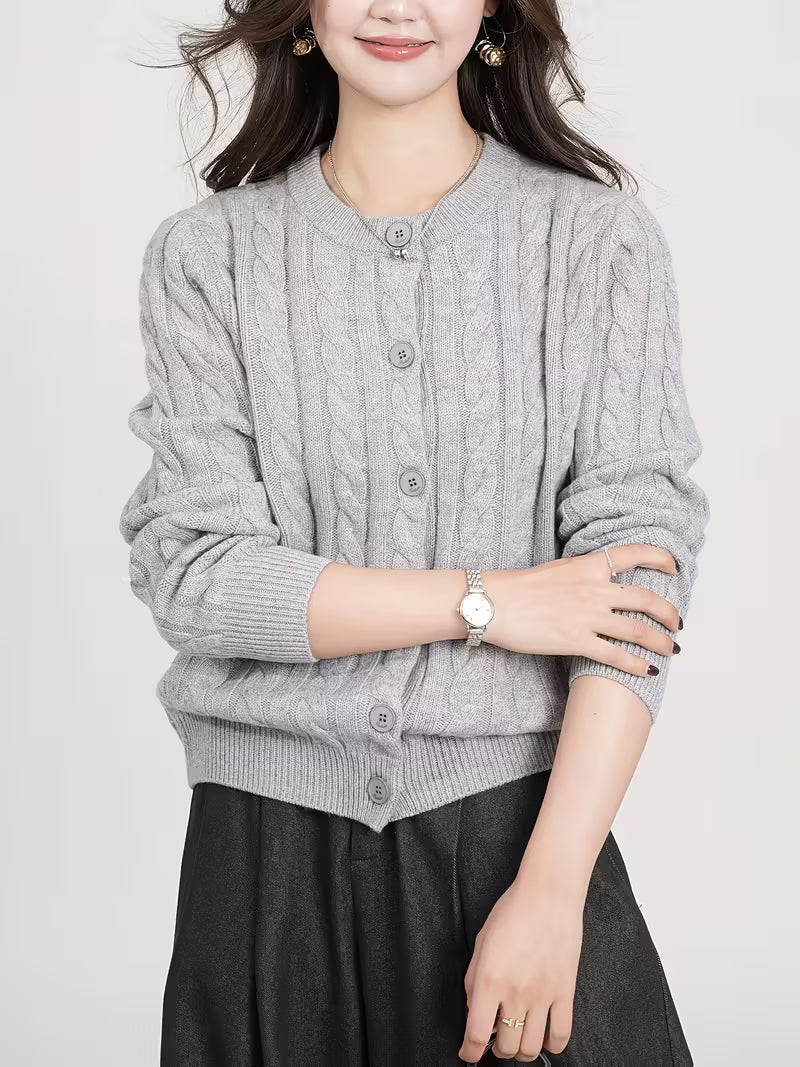 Raimunde | Strickjacke mit Zopfmuster und Knöpfen