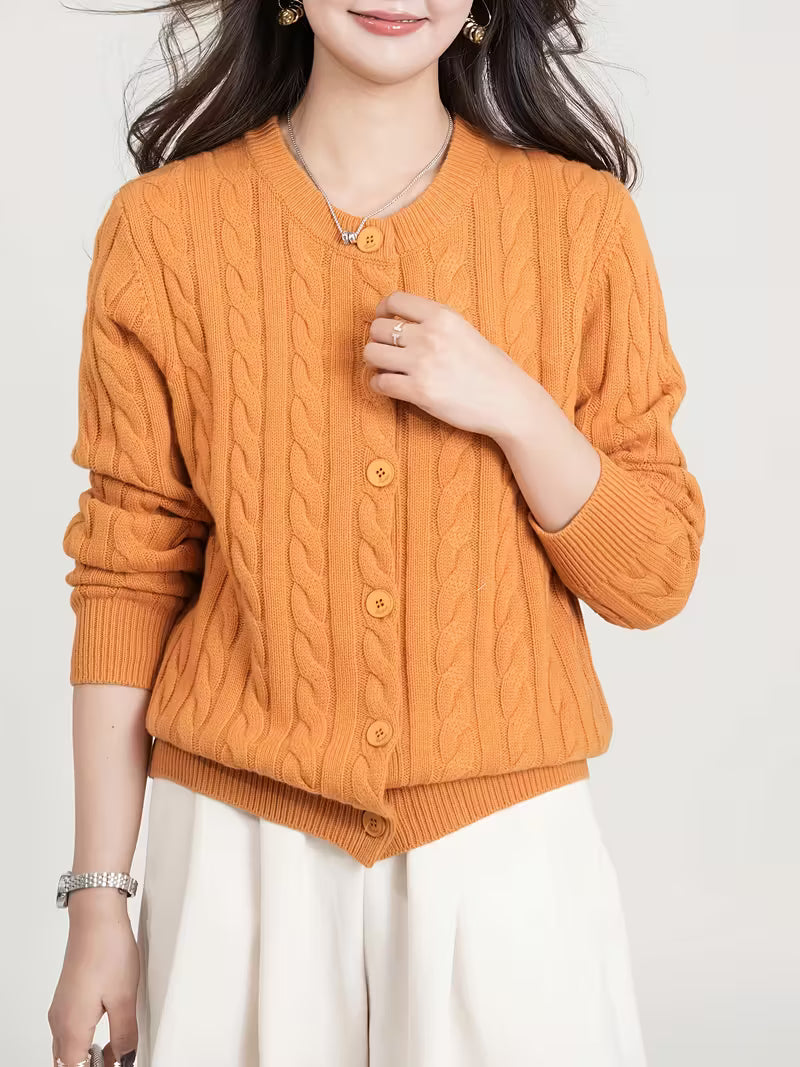 Raimunde | Strickjacke mit Zopfmuster und Knöpfen
