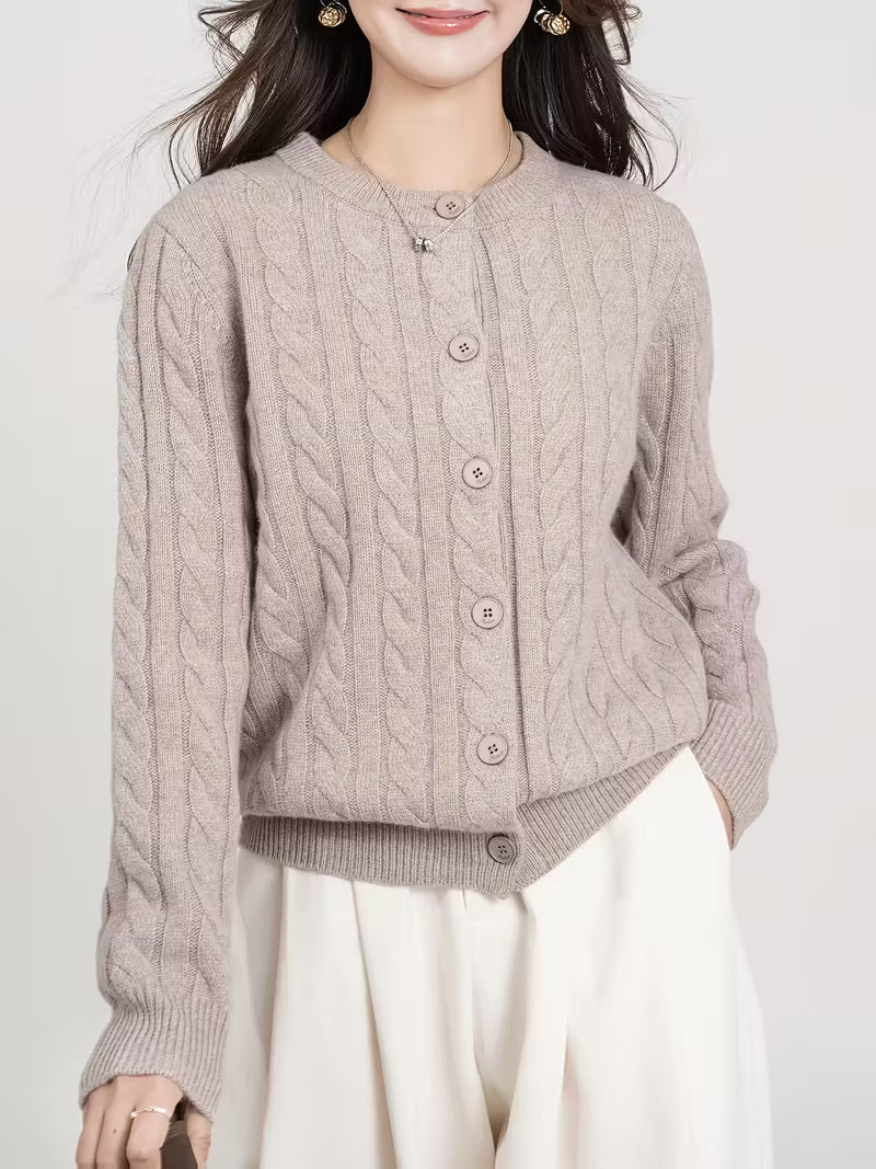 Raimunde | Strickjacke mit Zopfmuster und Knöpfen