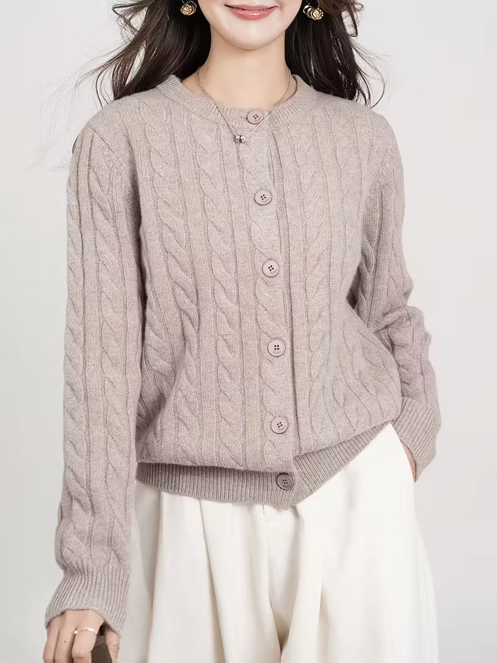 Raimunde | Strickjacke mit Zopfmuster und Knöpfen