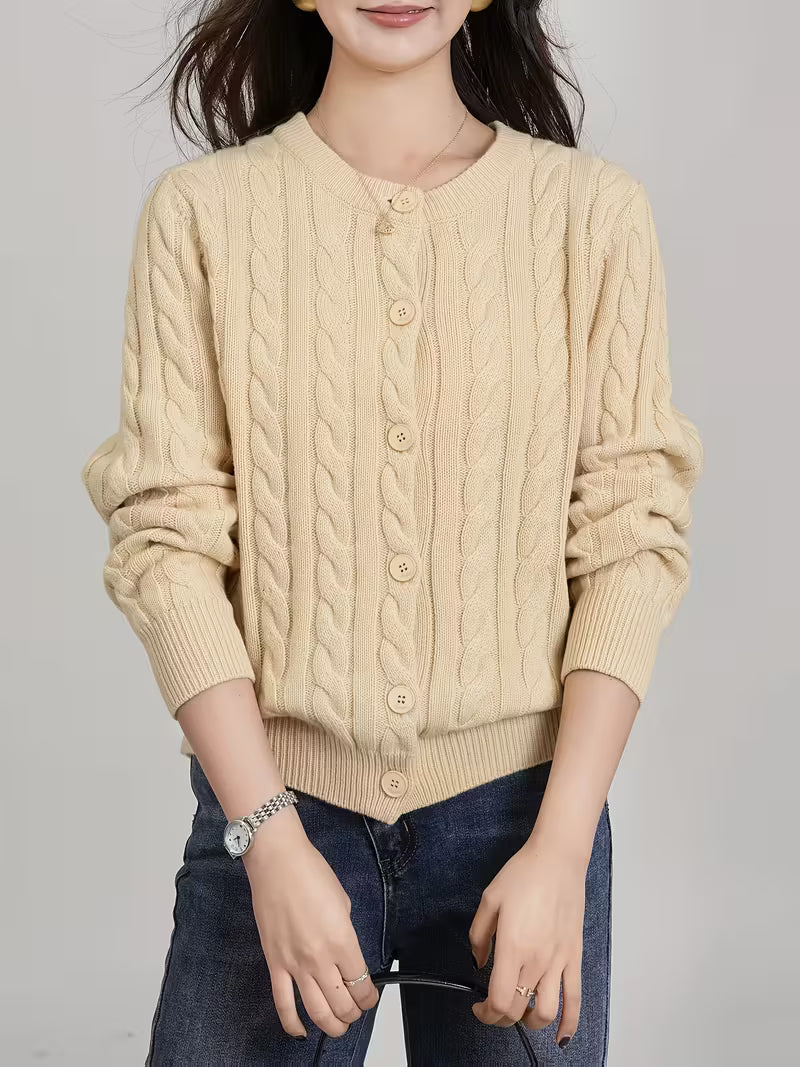 Raimunde | Strickjacke mit Zopfmuster und Knöpfen