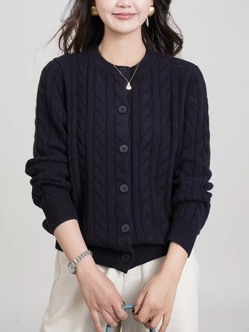 Raimunde | Strickjacke mit Zopfmuster und Knöpfen
