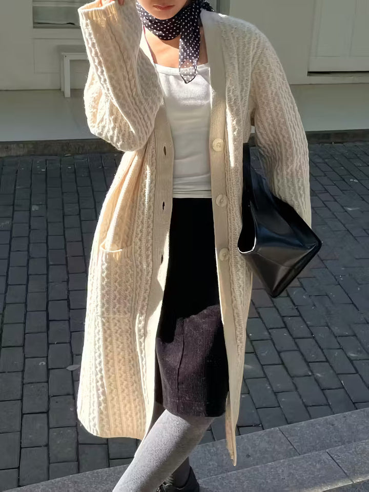 Erdmute | Lange Strickjacke mit V-Ausschnitt und Zopfmuster