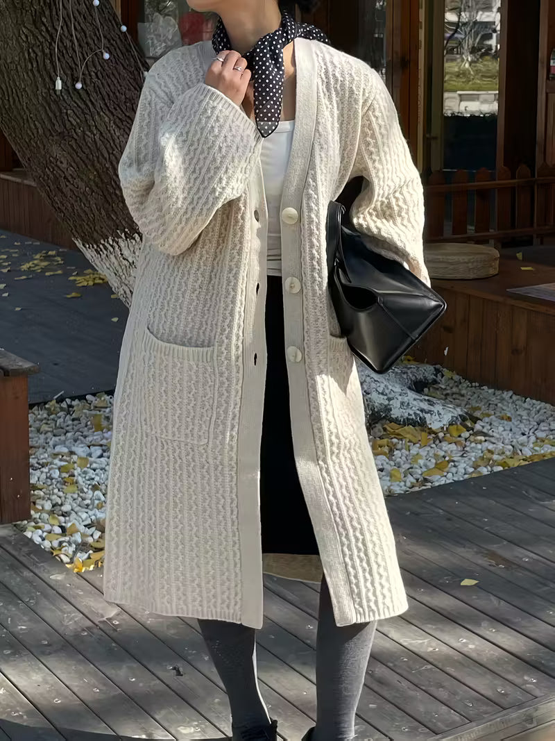 Erdmute | Lange Strickjacke mit V-Ausschnitt und Zopfmuster