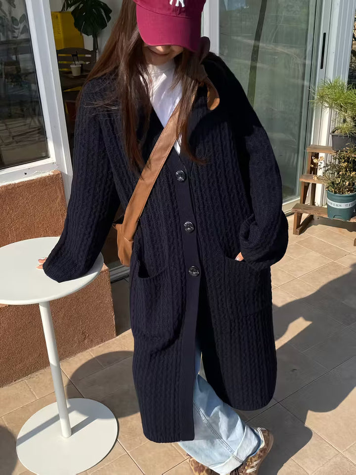 Erdmute | Lange Strickjacke mit V-Ausschnitt und Zopfmuster
