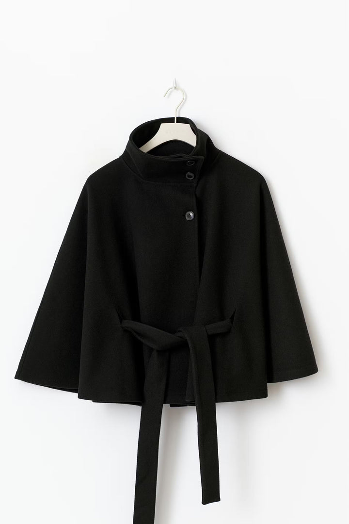 Theresia | Taillierte Jacke für Damen mit Bindegürtel und Stehkragen
