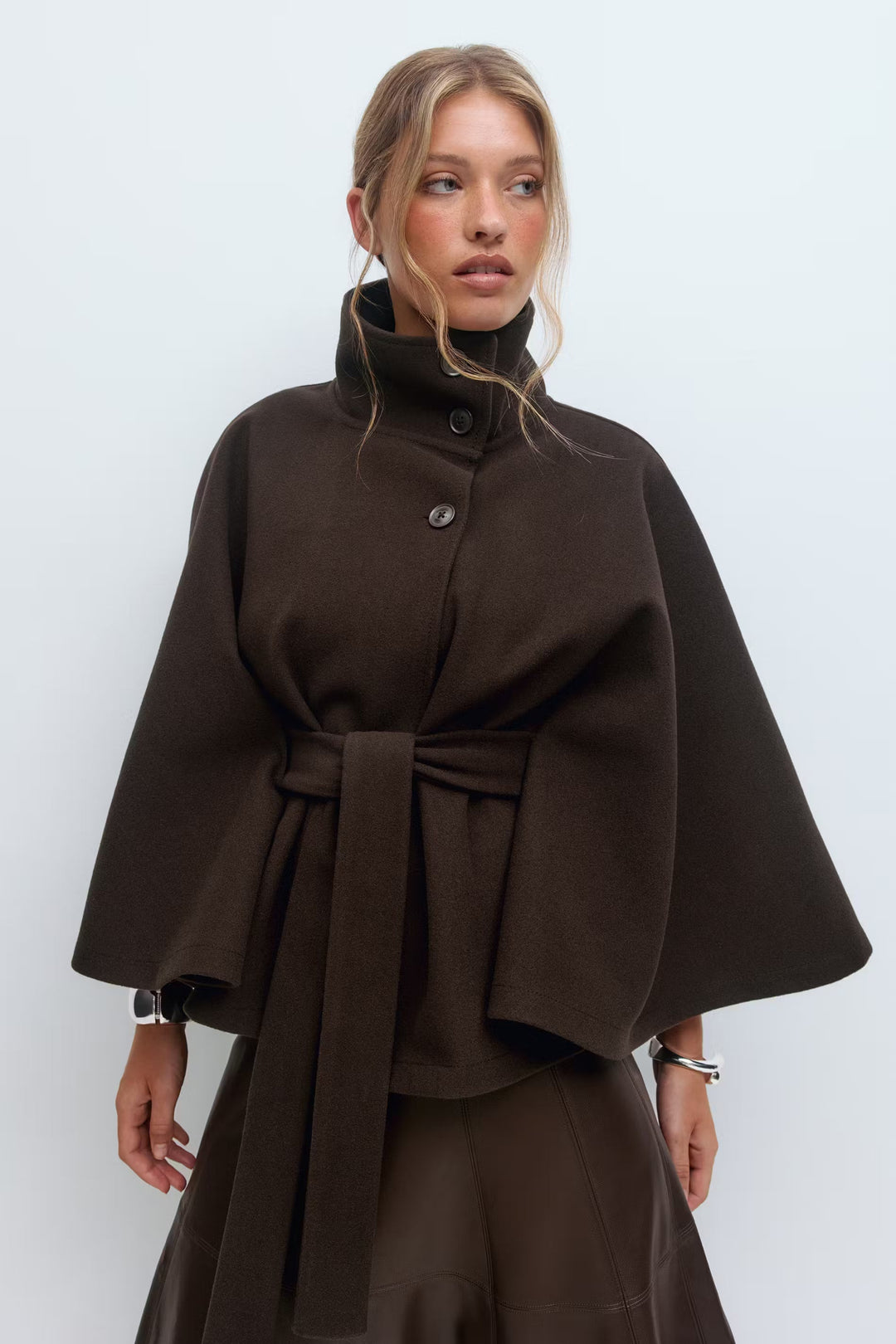 Theresia | Taillierte Jacke für Damen mit Bindegürtel und Stehkragen
