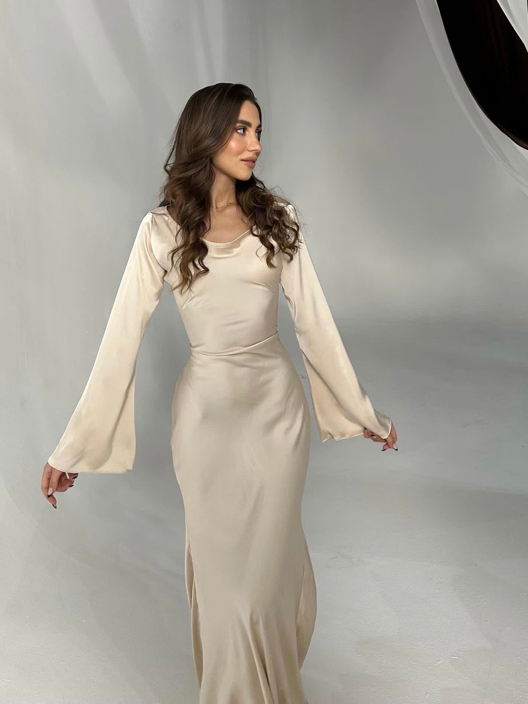 Richarda | Langärmliges Maxikleid in Satin-Optik