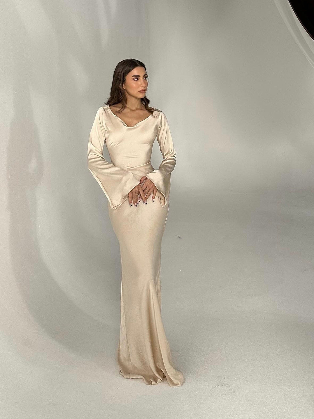 Richarda | Langärmliges Maxikleid in Satin-Optik