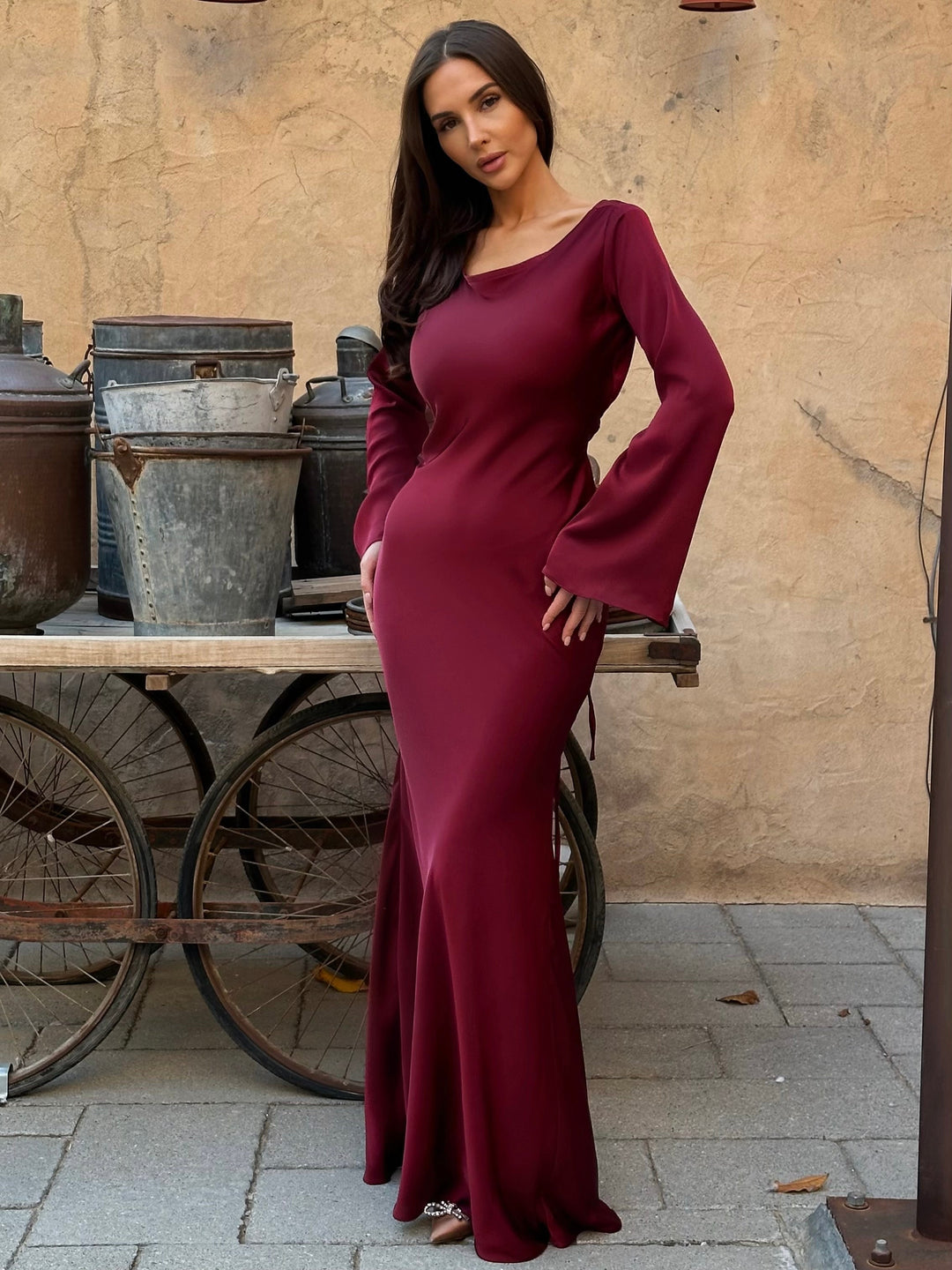 Richarda | Langärmliges Maxikleid in Satin-Optik