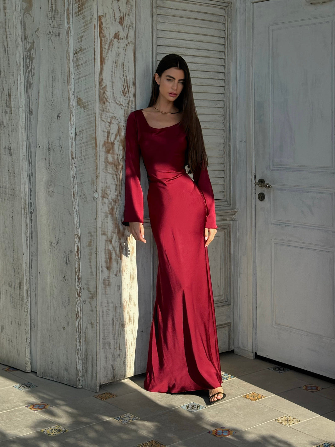Richarda | Langärmliges Maxikleid in Satin-Optik