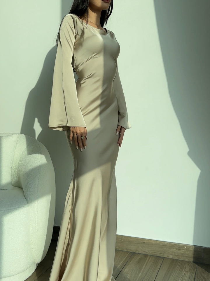 Richarda | Langärmliges Maxikleid in Satin-Optik