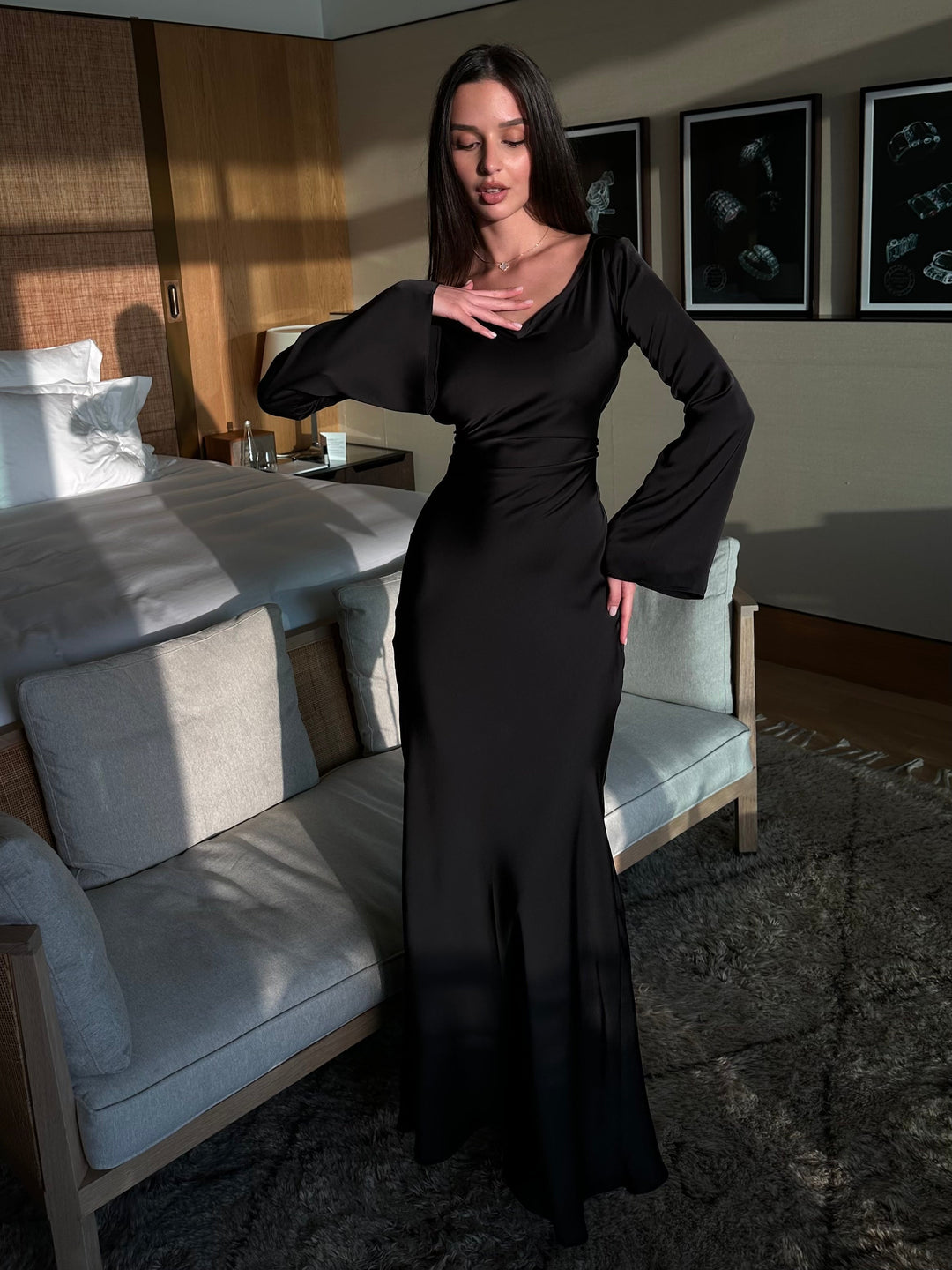 Richarda | Langärmliges Maxikleid in Satin-Optik