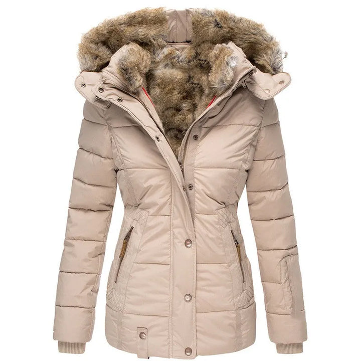 Britta | Winterjacke mit Fellfutter, gefütterter Kapuze und geräumigen Taschen