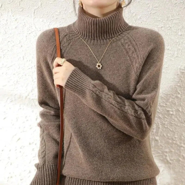 Herlinde | Rollkragenpullover mit Zopfmuster und schmeichelnder Passform