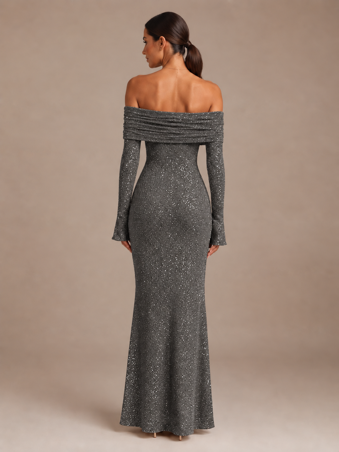 Anna-Lotte | Glitzerndes Maxikleid mit Off-Shoulder-Ausschnitt und langen Ärmeln