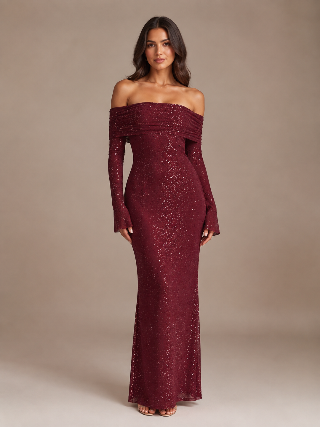 Anna-Lotte | Glitzerndes Maxikleid mit Off-Shoulder-Ausschnitt und langen Ärmeln