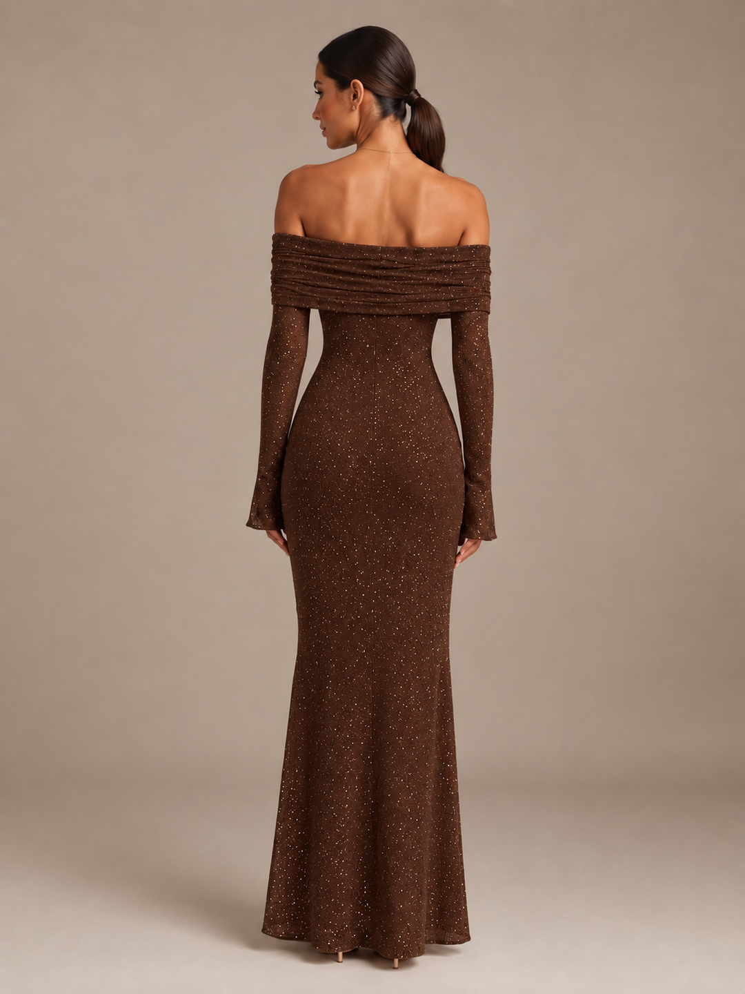 Anna-Lotte | Glitzerndes Maxikleid mit Off-Shoulder-Ausschnitt und langen Ärmeln