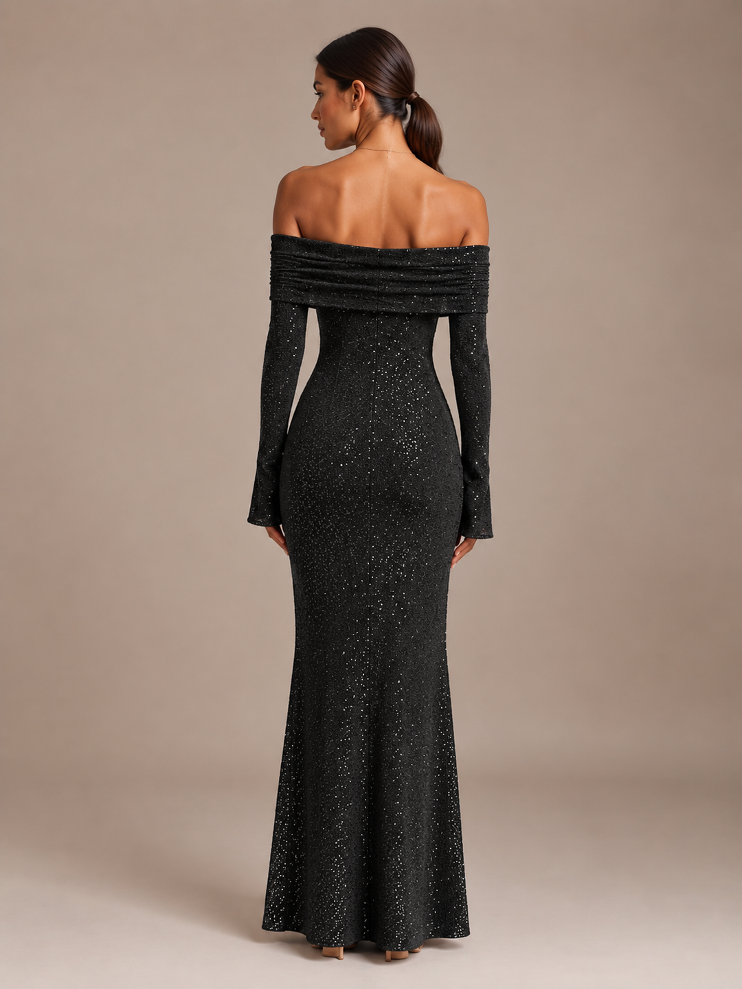 Anna-Lotte | Glitzerndes Maxikleid mit Off-Shoulder-Ausschnitt und langen Ärmeln