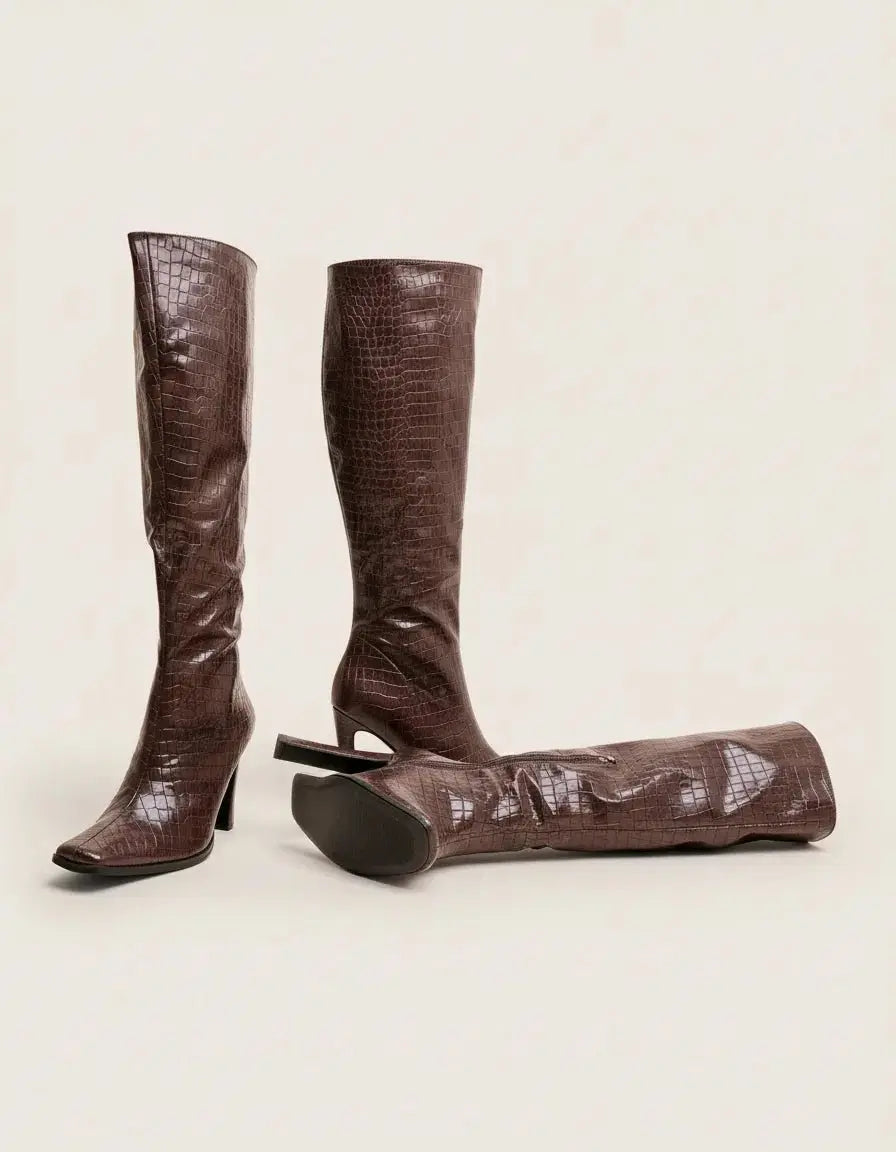 Gertraud | Kniehohe Stiefel in Lederoptik mit Kroko-Prägung